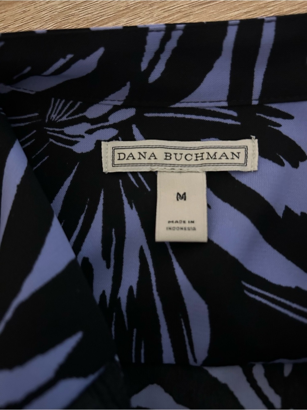 Dana Buchman Women’s Medium Black Blue Floral Button Front Blouse Short Sleeve - Picture 3 of 4